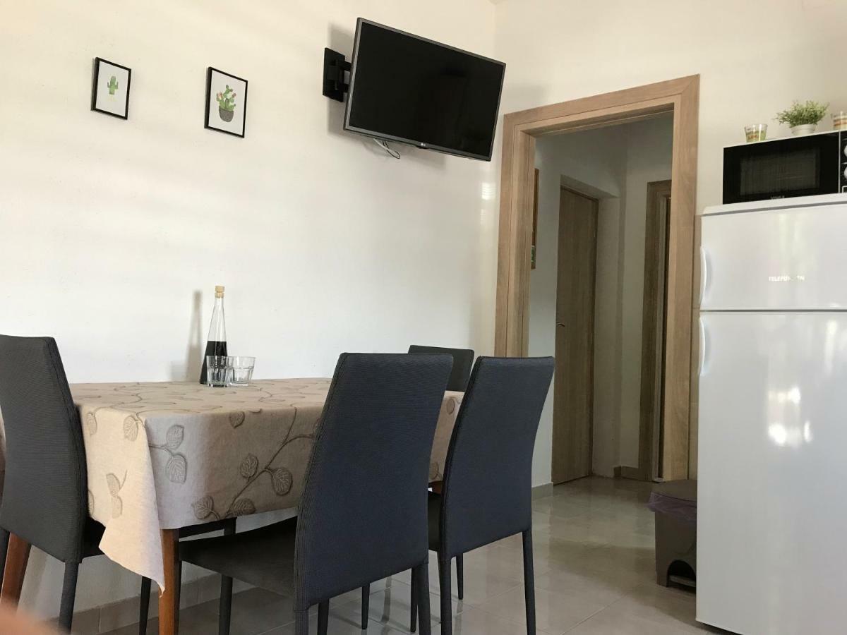 Apartman Mirjana With Terrace And Free Parking Donji Okrug  Kültér fotó